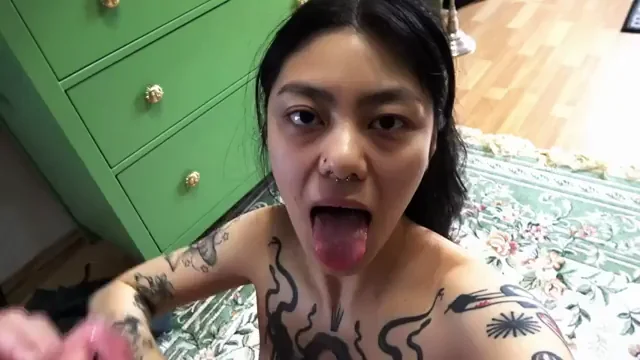 Kneeling Slut Takes Indirect Facial Cumshot 😈💦