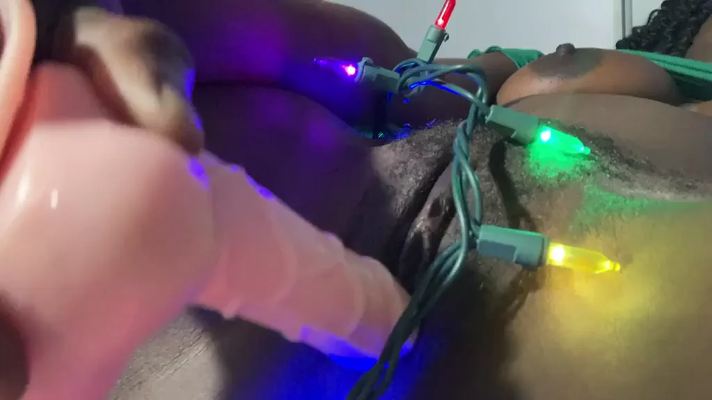 🎄 Ebony GF's Lips Grip Dildo in Holiday Lights Glow 💋🍆