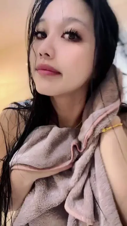 am i still fuckable no makeup..fresh out the shower?