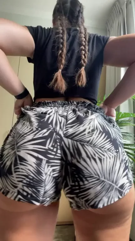 Thick Ass Babe Tests Your Breath-Holding Limits 🍑💨