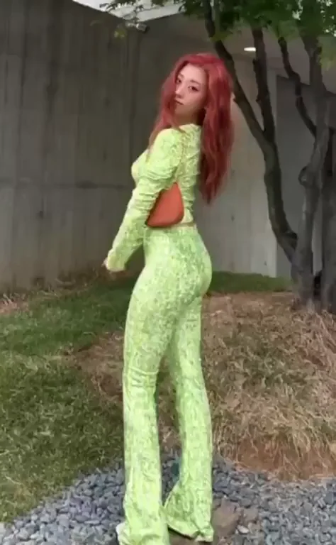 🔥 Ex-CLC Seungyeon’s Tight Green Catsuit Tease 🍑💦