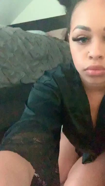 Booty begging to burst out 🤤ª