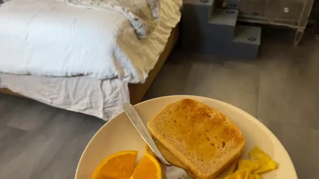 BF makes me breakfast in bed for Valentine's Day... and cums on my face!