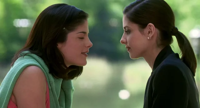 Sarah Michelle Gellar and Selma Blair in "Cruel Intentions"