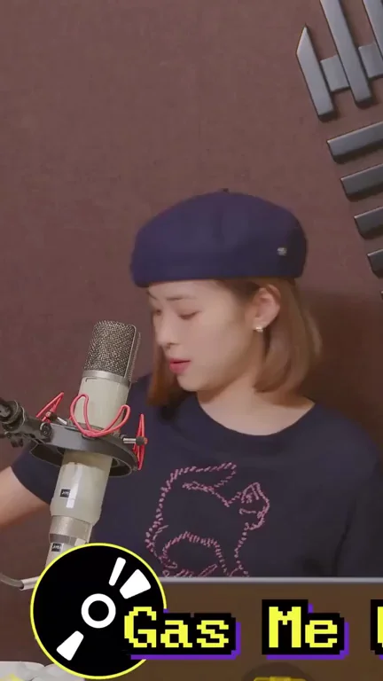 🔥 ITZY Ryujin Gassing You Up with That Sexy Mic Tease 😈💦