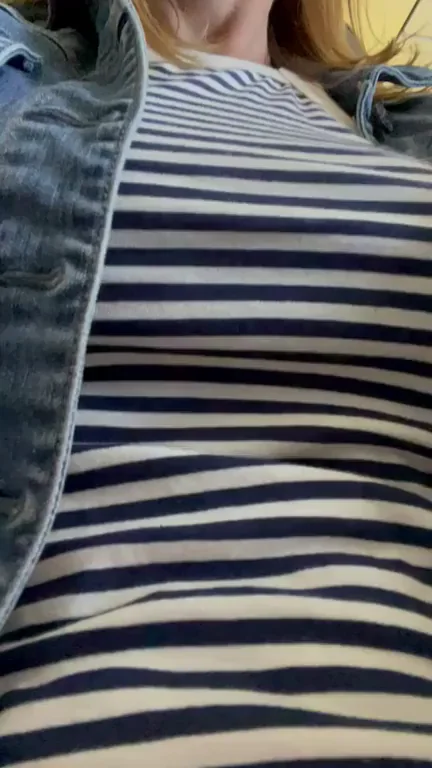 Not sure that this would classify as first class etiquette🤭 [GIF]