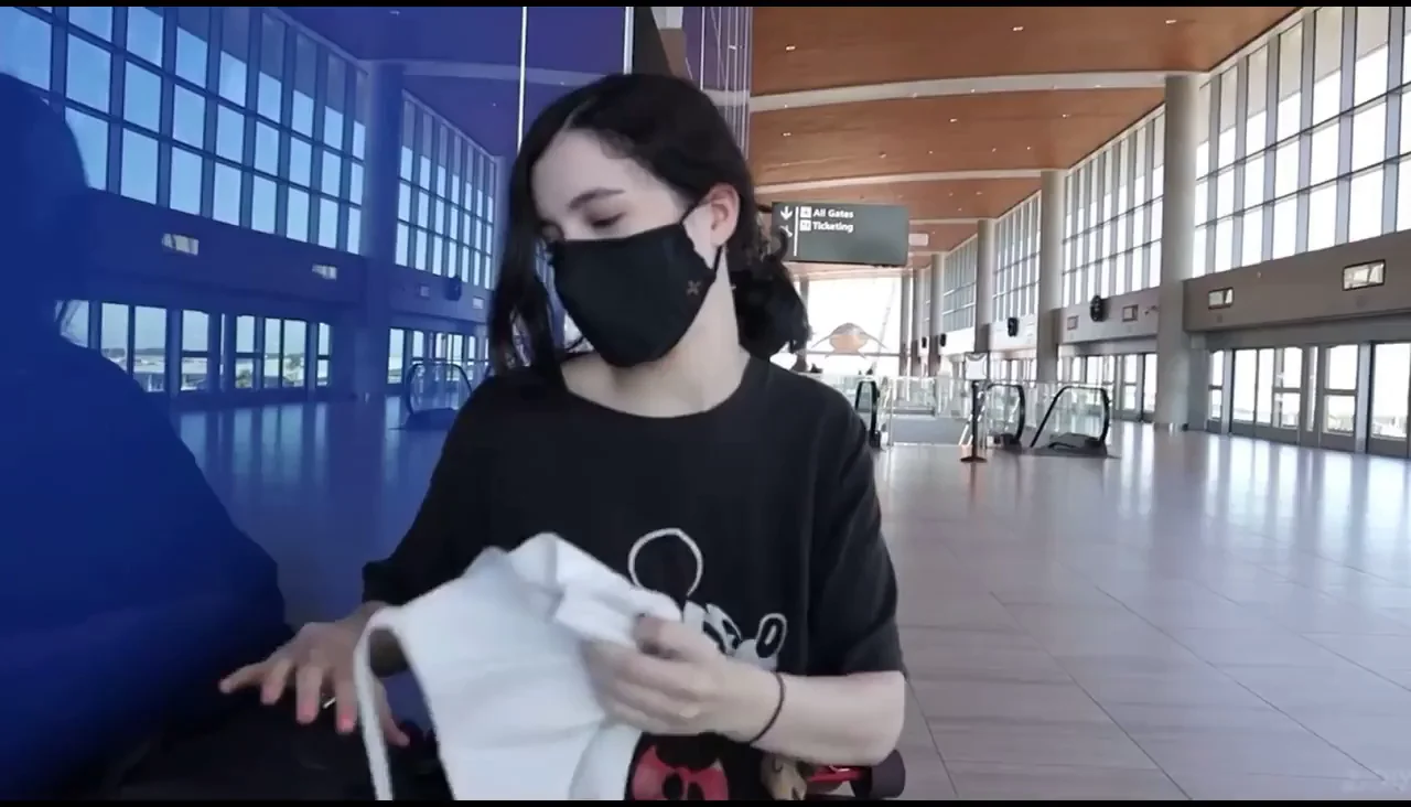 Who doesn't love a good airport flashing slut 😁