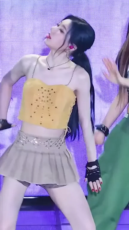🔥 ITZY Chaeryeong's Slutty Dance Tease in Tiny Skirt 💦