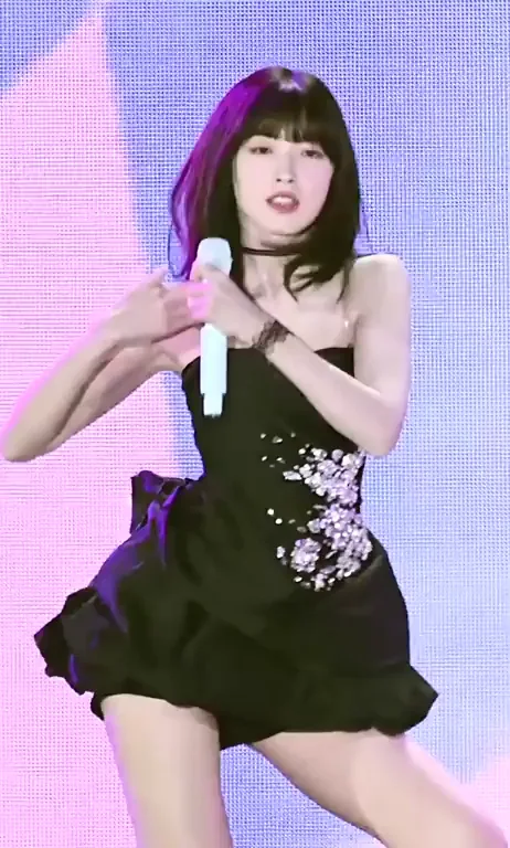 Arin from Oh My Girl Teases in Shiny Black Mini 😍🔥