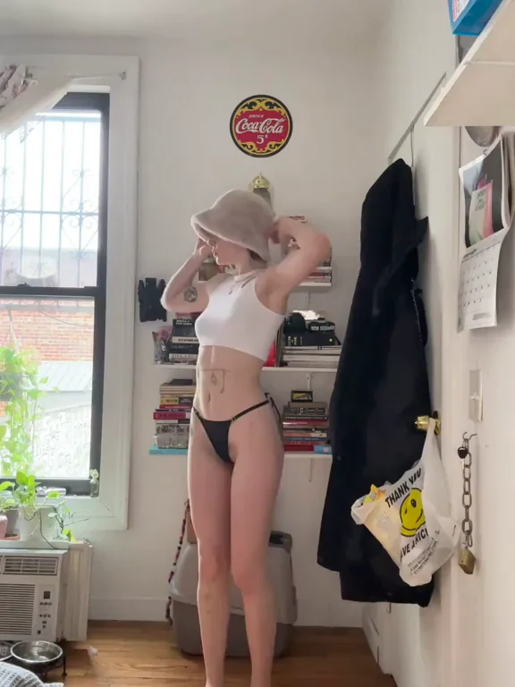 Blonde Twerk Tease: Perfect Sub for Her Slutty Curves