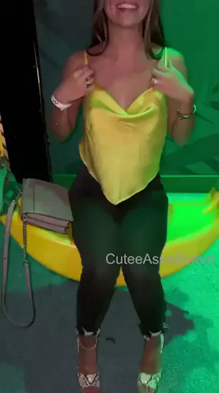 Swinging My Juicy Ass on Your Banana in Public 😈🍌