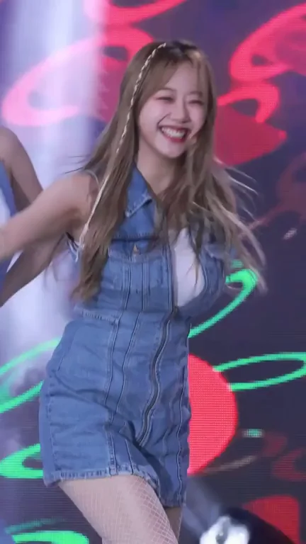 🔥 Cignature Jeewon's Tight Denim Tease Dance 💙🍑