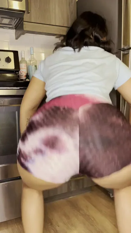 Desi Pakistani Babe Shakes Her Fat Juicy Ass 🍑🔥
