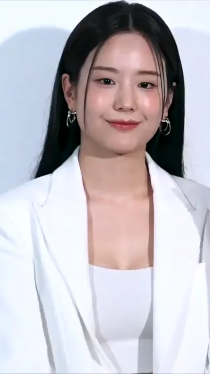 🔥 Ex-Fromis_9 Gyuri's Sexy White Blazer Tease 😍🍑