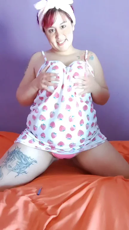 Wake Up to This Thick Latina Teasing Dance 🔥🤤🍓