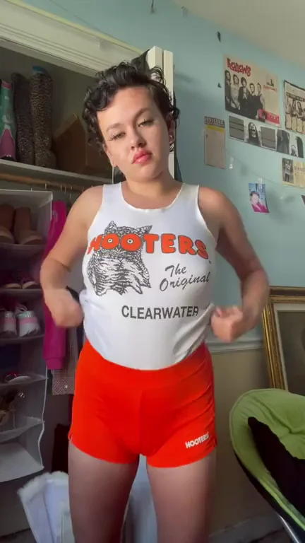 Hooters Slut's Epic Titty Drop 💦🍑