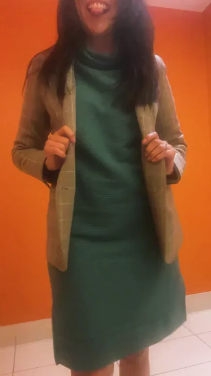 41F Office Slut Spreads Her Juicy Ass Cheeks at Work