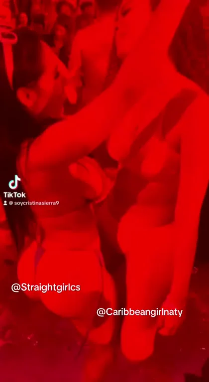 (F) Me and my amiga having fun 🥵