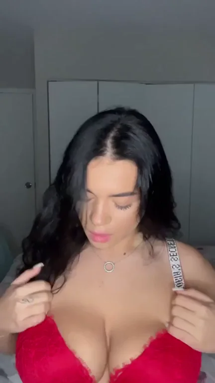 Face Reveal Tease with Massive Tits Getting Closer 😈🍒💦