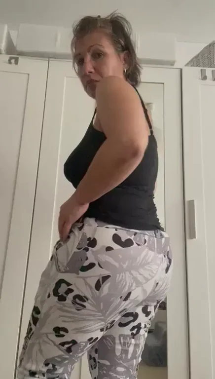 Mommy's Juicy Ass Hidden Under Leopard Pants Tease