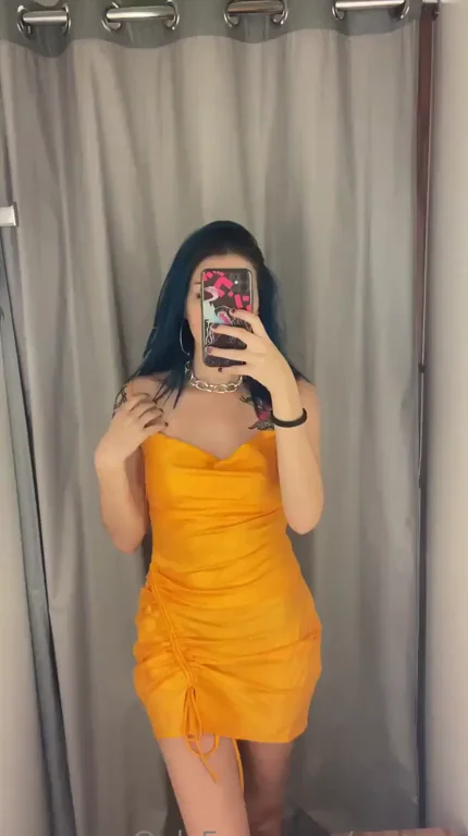 [f] Want to fuck me in this dressing room?