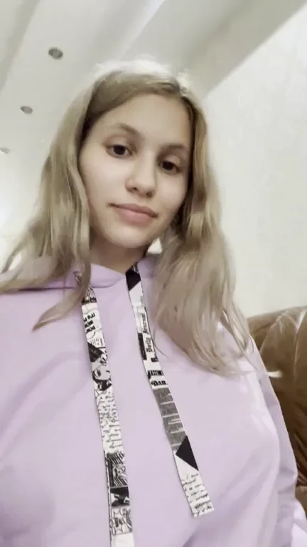 Pretty Face Teasing Her Juicy Tits 😍🍈🍈