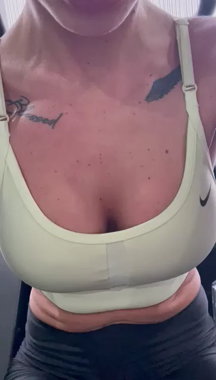 Post-Workout Titty Flash & Downblouse Tease 😏💦