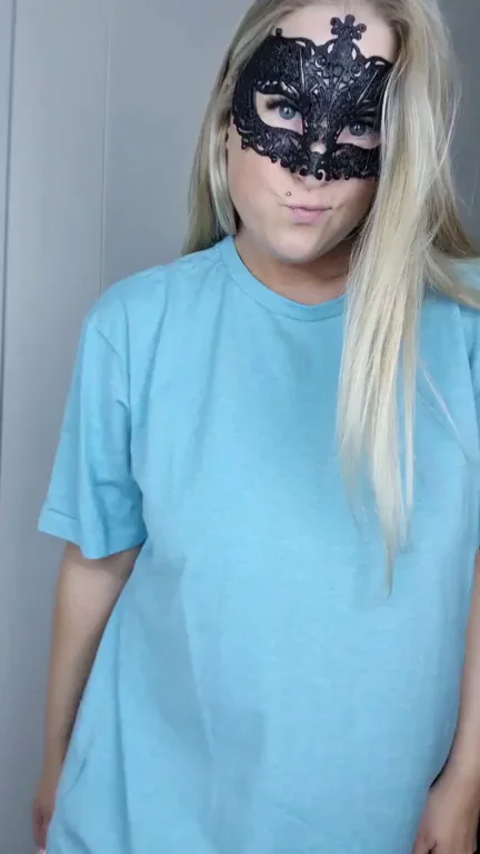 Thick Masked Slut Begs to Get Dicked Down 😈💦