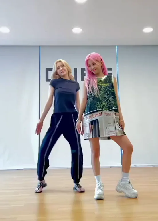 Jeon Somi and (G)I-DLE Soyeon