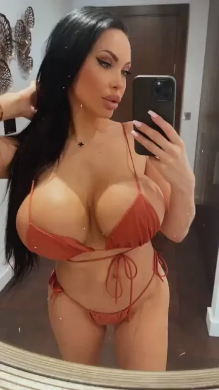 🍑 Bimbo's Massive Bubble Butt Tease in Tiny Bikini 💦