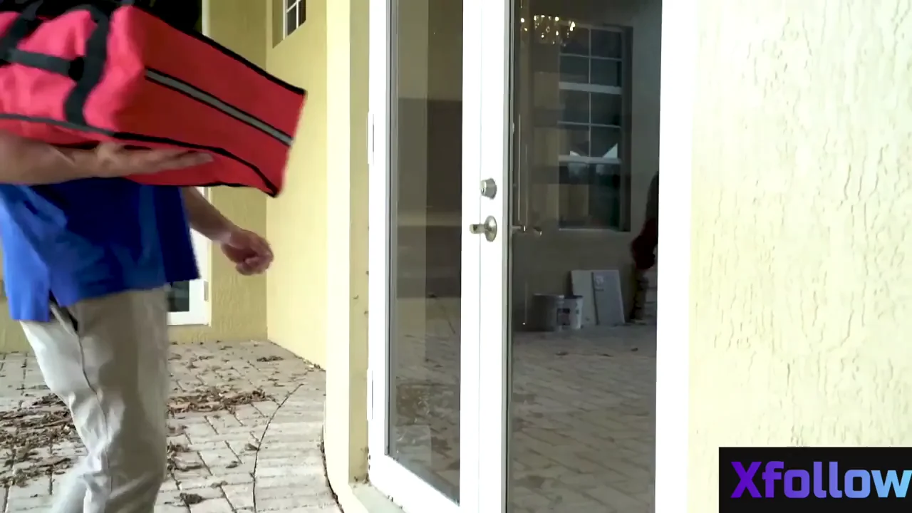 Kelsi Monroe Invites The Pizza Guy InTo Give Him His Tip