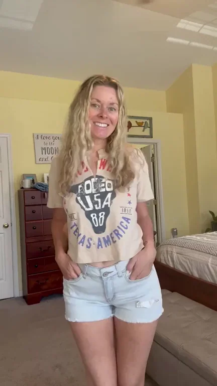 Do you like MILF's who like to flash their tits? (F)