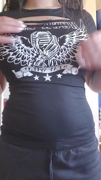 This shirt makes me look flat chested [oc]