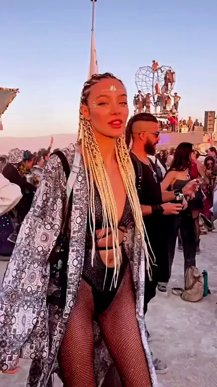 🔥 Pretty Burning Man Slut Teasing Her Toned Ass 🍑