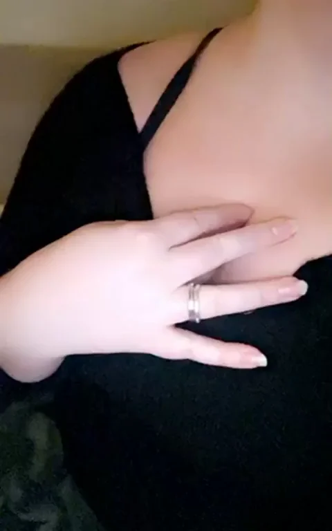 Who wants to Netflix and chill with my wife? (27F) She'll definitely jerk your cock under the blanket 😈 |