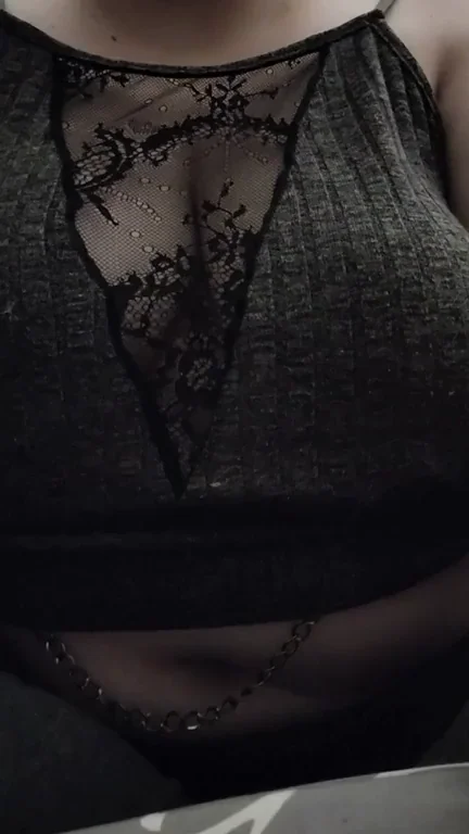 Titty shake on Titty Tuesday 😁Š(f)