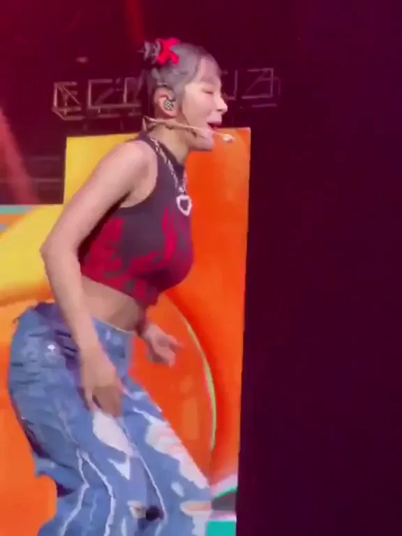 Red Velvet Seulgi's Slutty Stage Shake - Booty Poppin' in Ripped Jeans
