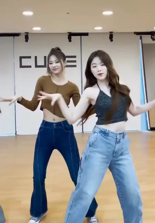 (G)-IDLE - Shuhua and TWICE - Tzuyu