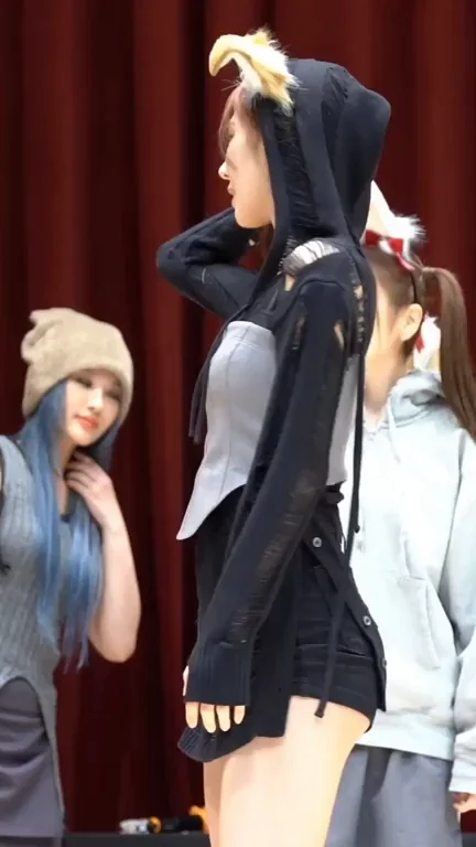 Yoohyeon Dreamcatcher Bunny Hoodie Tease 🍑🔥