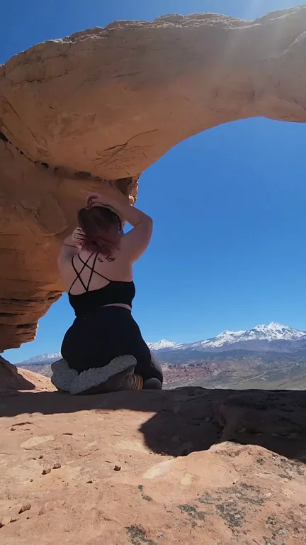 Thick Thicc Booty Under the Arch: Outdoor Tease