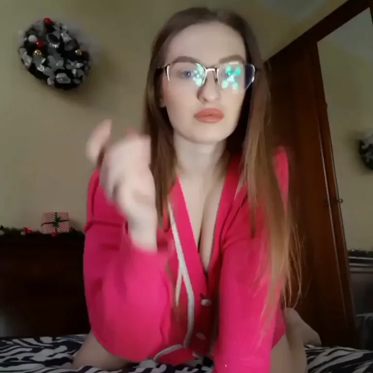 Say 'Hi' If You'd Pound This Funsized Slut 😈👋