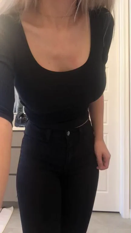 🔥 Babe Drops Her Top to Flaunt Juicy Brown Nipples 😍 [OC]