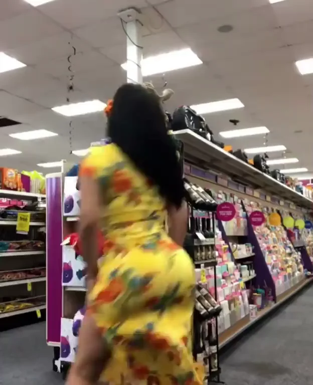 Latina PAWG Twerks Her Massive Booty in Grocery Store