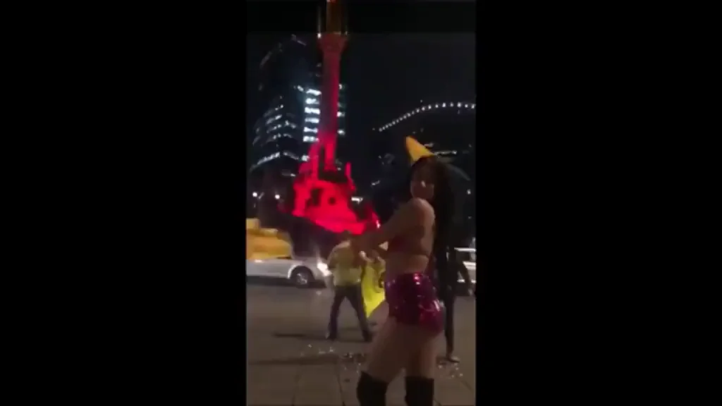 🌶️ Street Slut Flashing Tits & Pussy in Mexico Nights 🔥