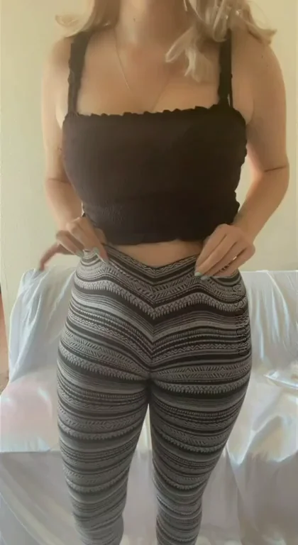 Tight Leggings Cameltoe Tease: Pussy Lips Poppin' Out!