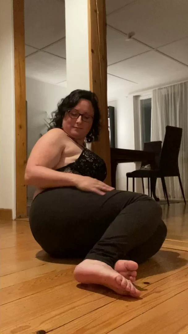 Thicc Latina MILF's Jiggly Ass Tease on Your To-Do List Today 🍑🔥