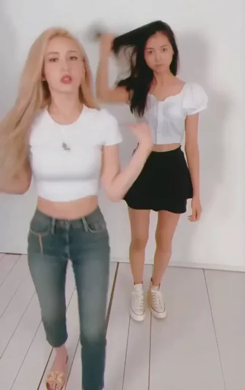 Jeon Somi and Ex-I.O.I/Pristin Nayoung