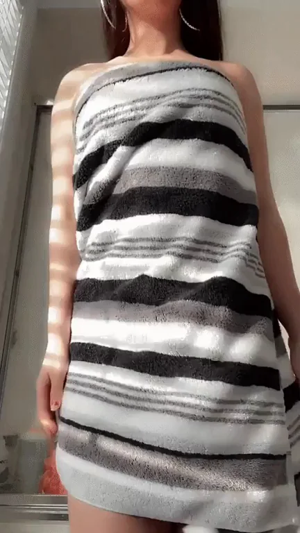 Would You Pound This 2000s Slut's Juicy Tits? 🔥🍑