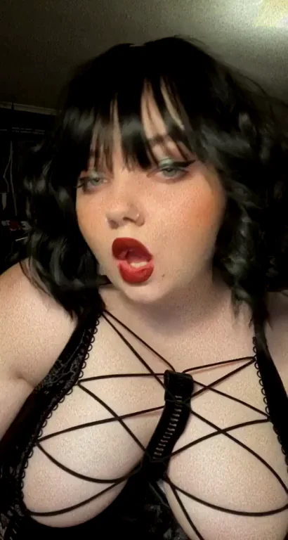Who likes to cover goth girls in cum?
