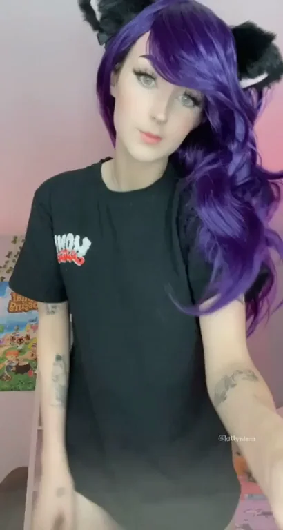 it’s my birthday today!!?? time to show my boobs :3